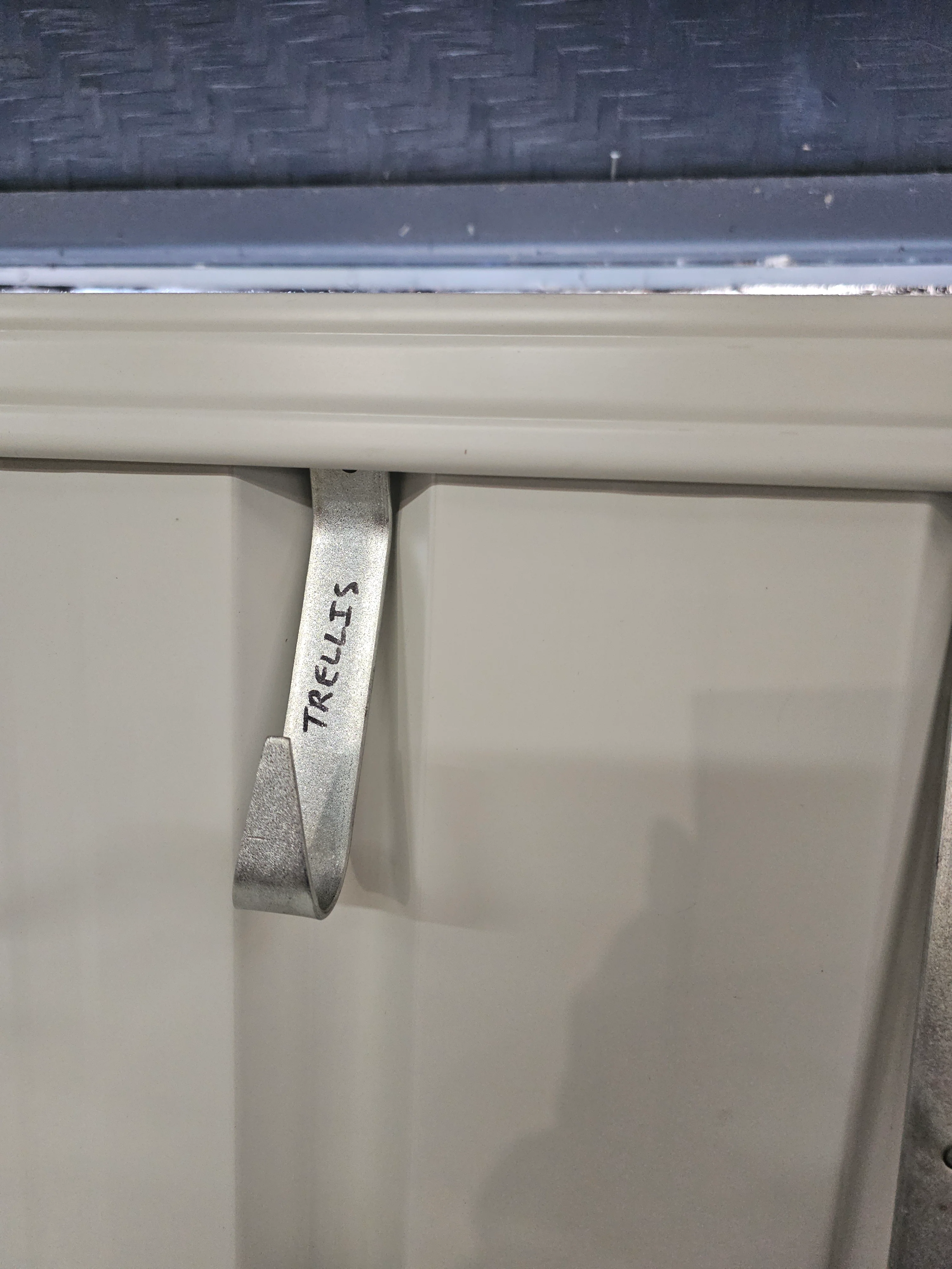 Colourbond Trellis Hanger (sold singular) - Image 2